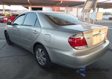 2005 Toyota Camry Xle z USA, uszkodzony, nr VIN 4T1BE32K55U062998